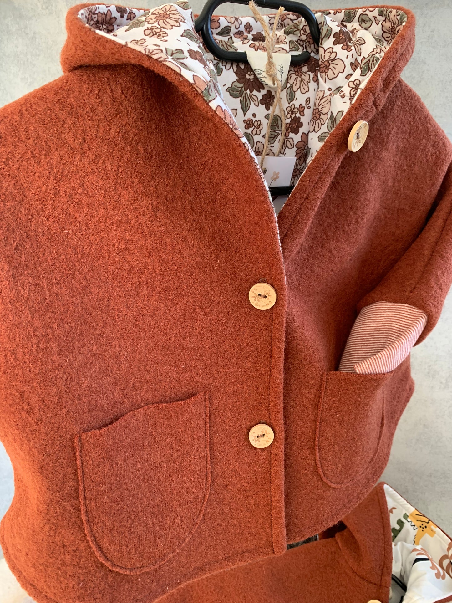 Kleinkind Cape-Jacke aus Wollwalk mit Blumenmuster