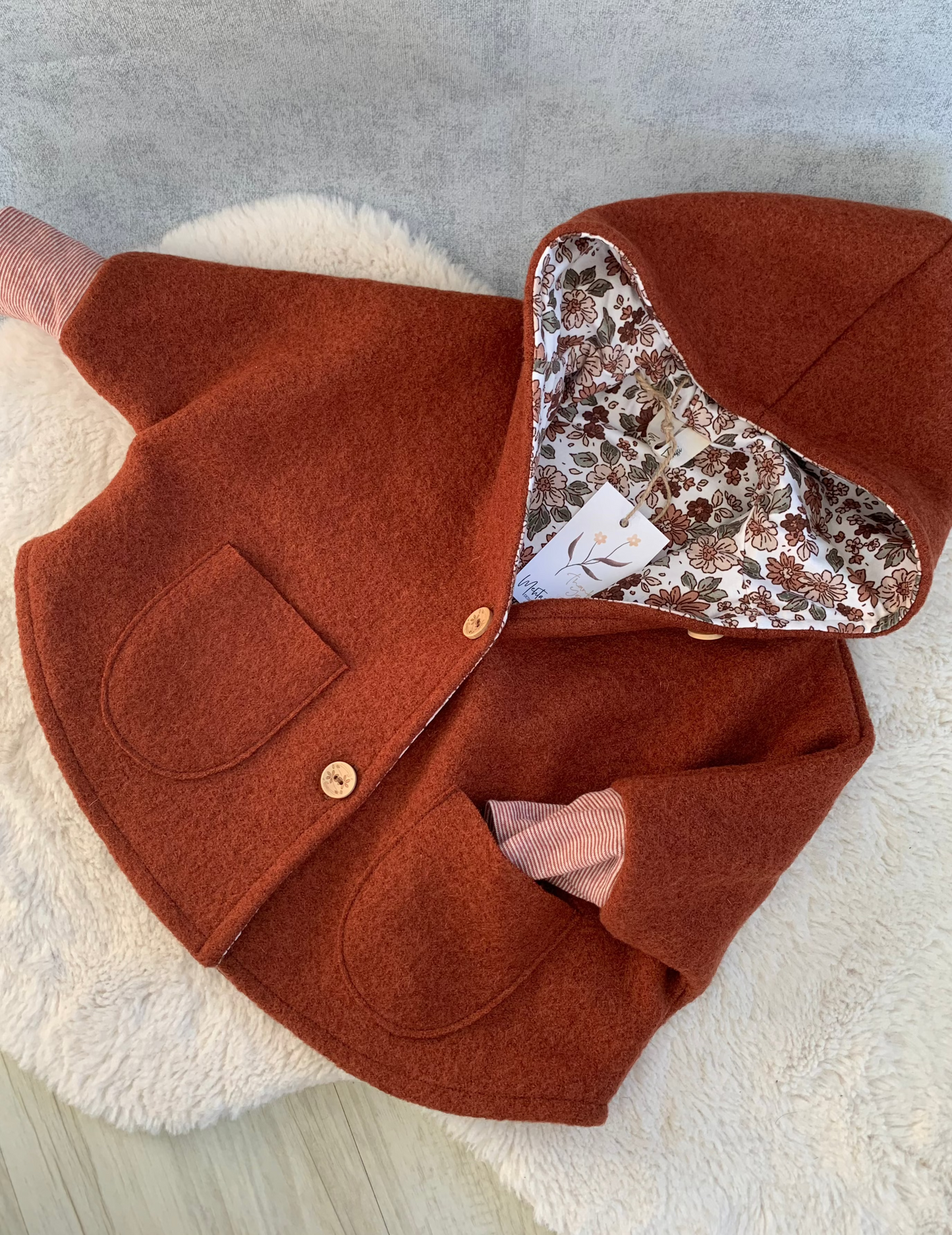 Kleinkind Cape-Jacke aus Wollwalk mit Blumenmuster