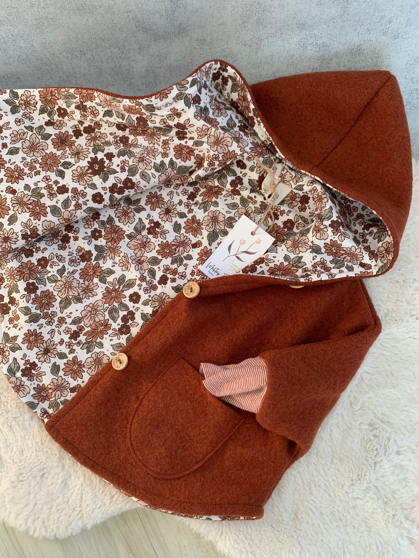 Kleinkind Cape-Jacke aus Wollwalk mit Blumenmuster