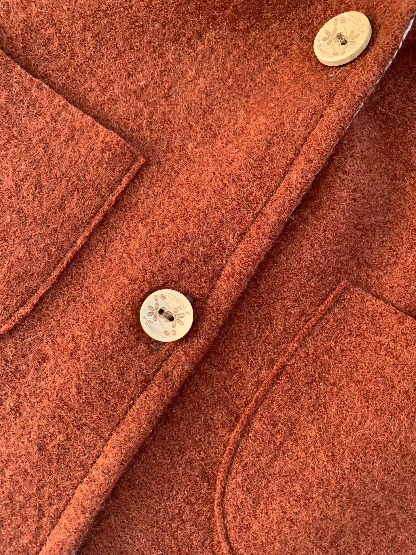 Kleinkind Cape-Jacke aus Wollwalk mit Blumenmuster