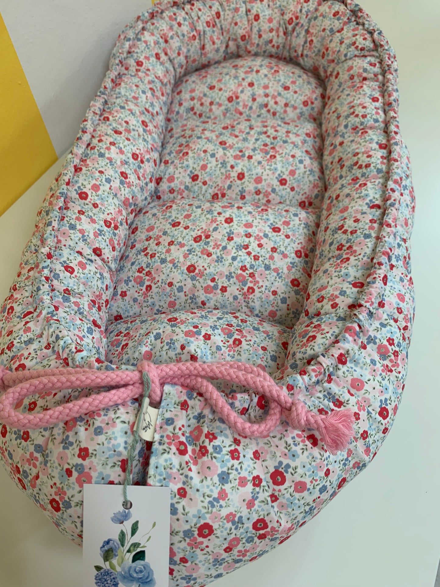 Babynestchen mit Blumen, hell