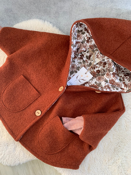 Kleinkind Cape-Jacke aus Wollwalk mit Blumenmuster