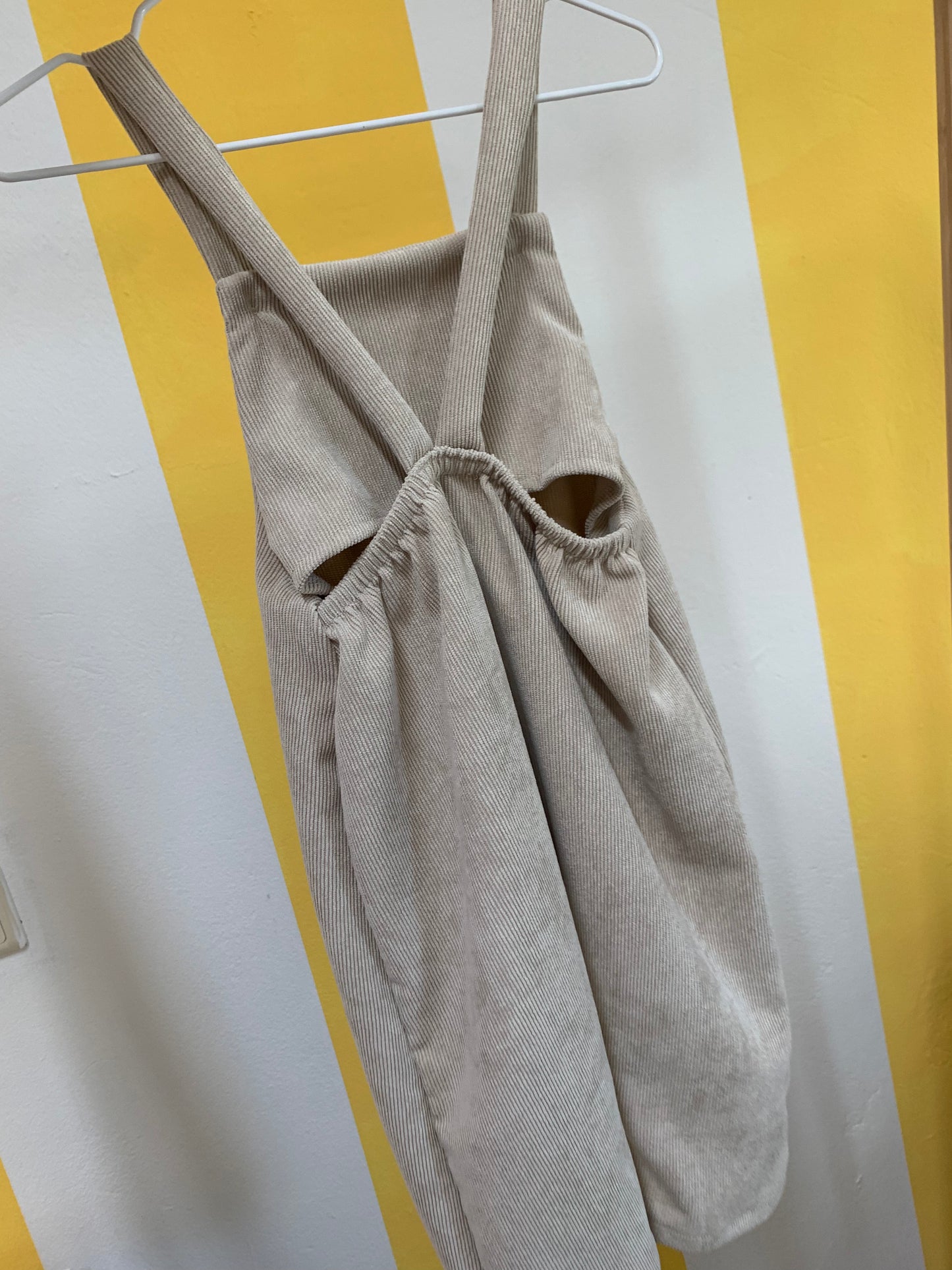 Cord Latzhose in Beige