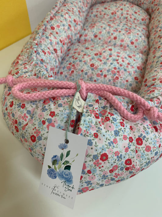 Babynestchen mit Blumen, hell